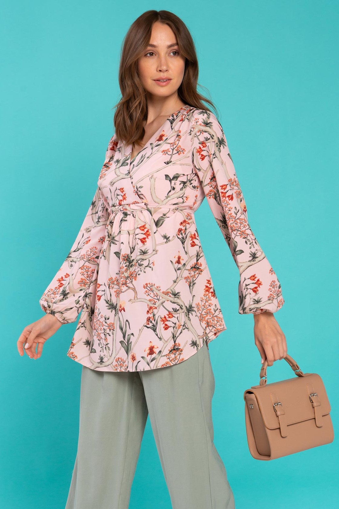 Блузка "Летиша" для беременных и кормящих; цвет: цветы/пудровый — изображение 5