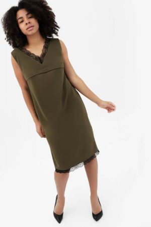 Платье с кружевом хаки